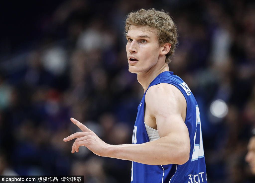 内容简介来自一个偏僻小镇的年轻人迪兹，突然被告知:他将继承病重的叔父经营的一家大型传媒企业，并由此一夜之间成为身价四千多万美金的大富翁。
